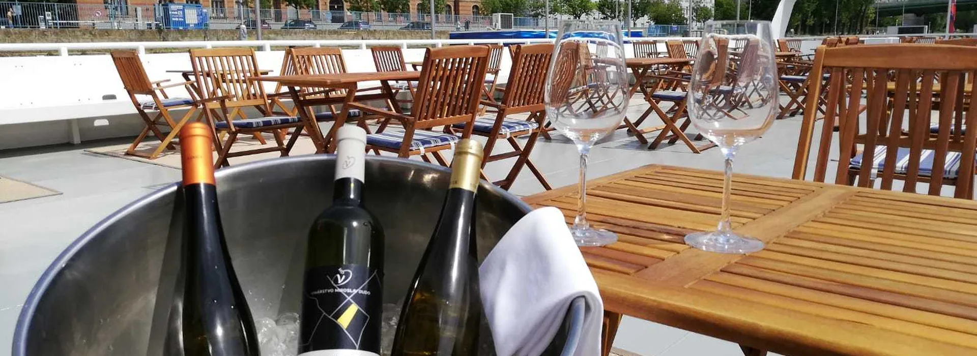 Bratislava Sightseeing Cruise with Unlimited Prosecco