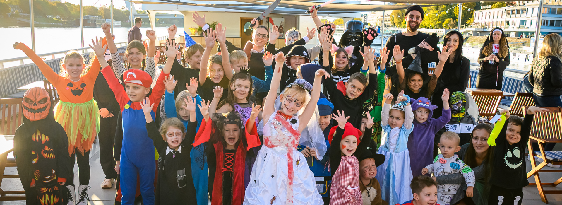 Halloweenska párty na lodi Harmónia
