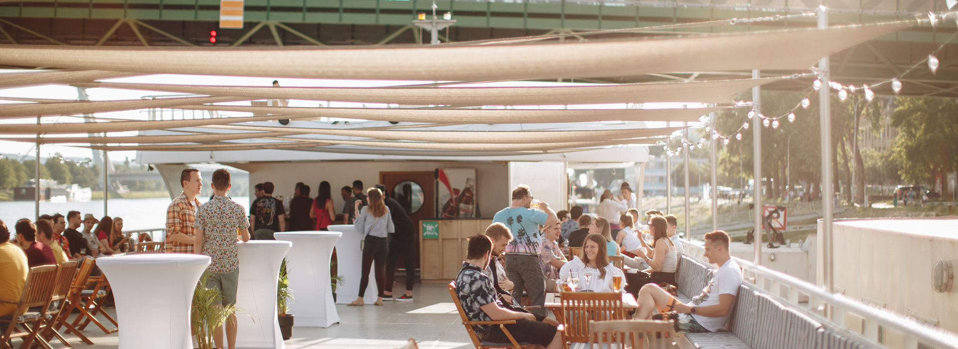 Firemný večierok na lodi