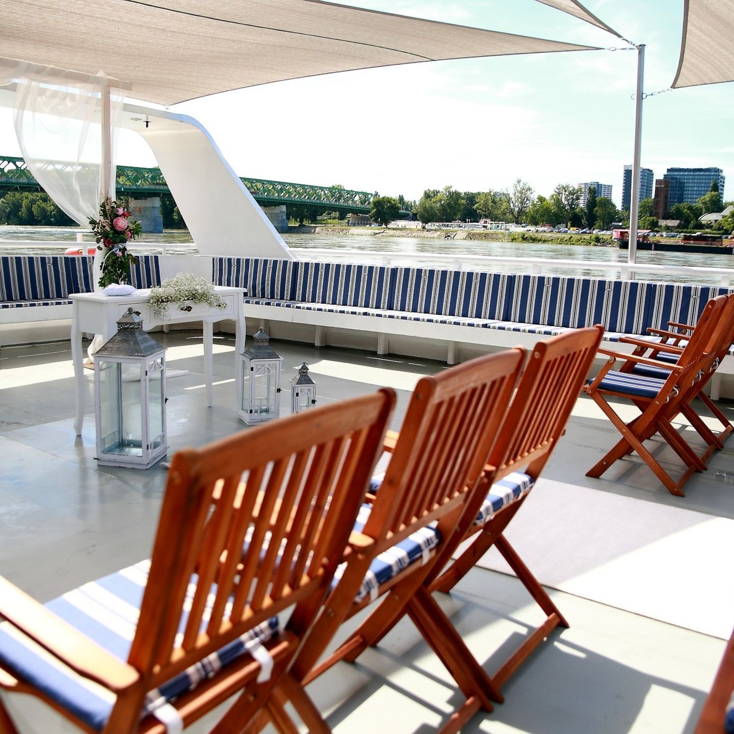 Obrad na palube - loď Harmónia