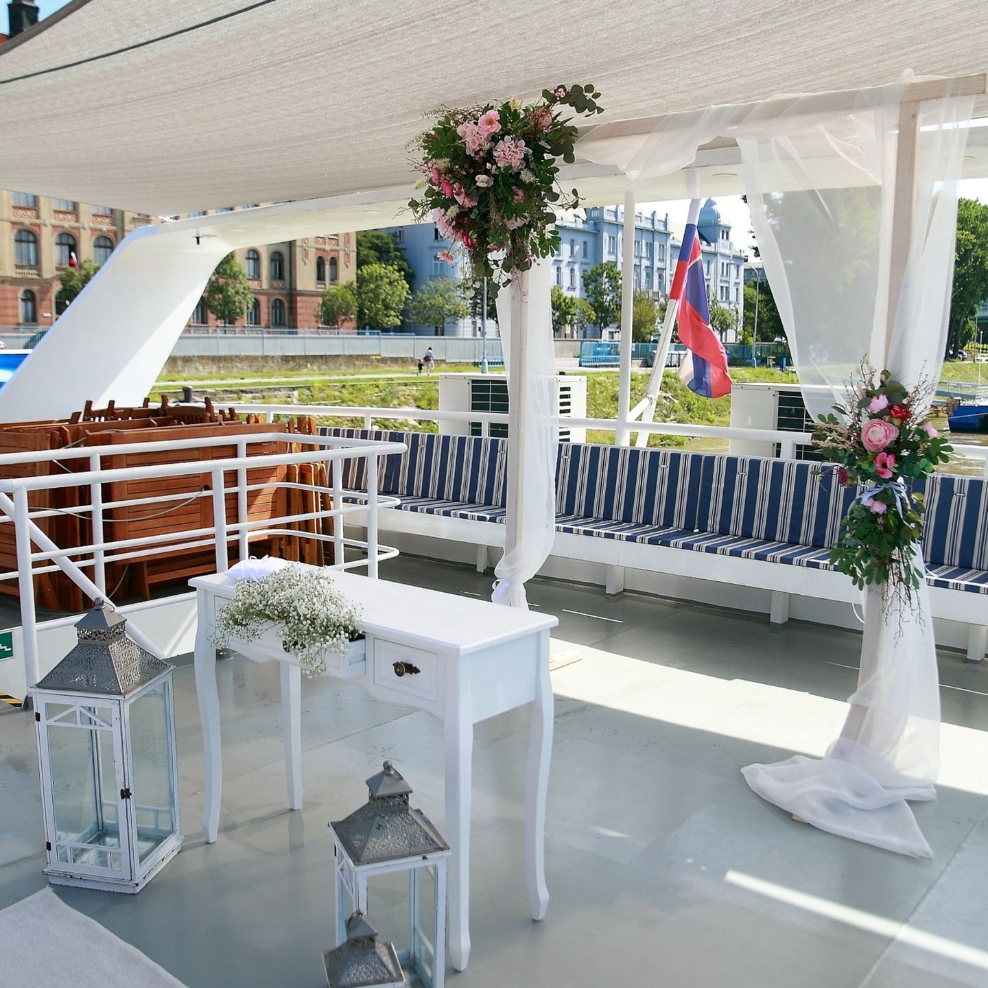 Obrad na palube - loď Harmónia