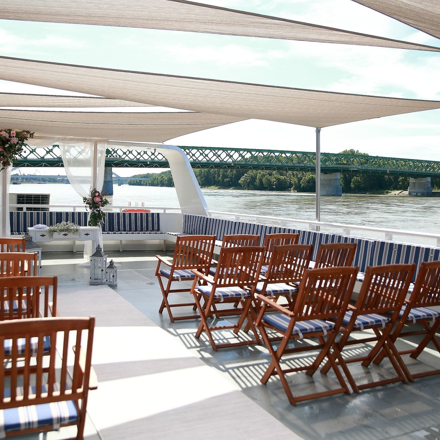 Obrad na palube - loď Harmónia