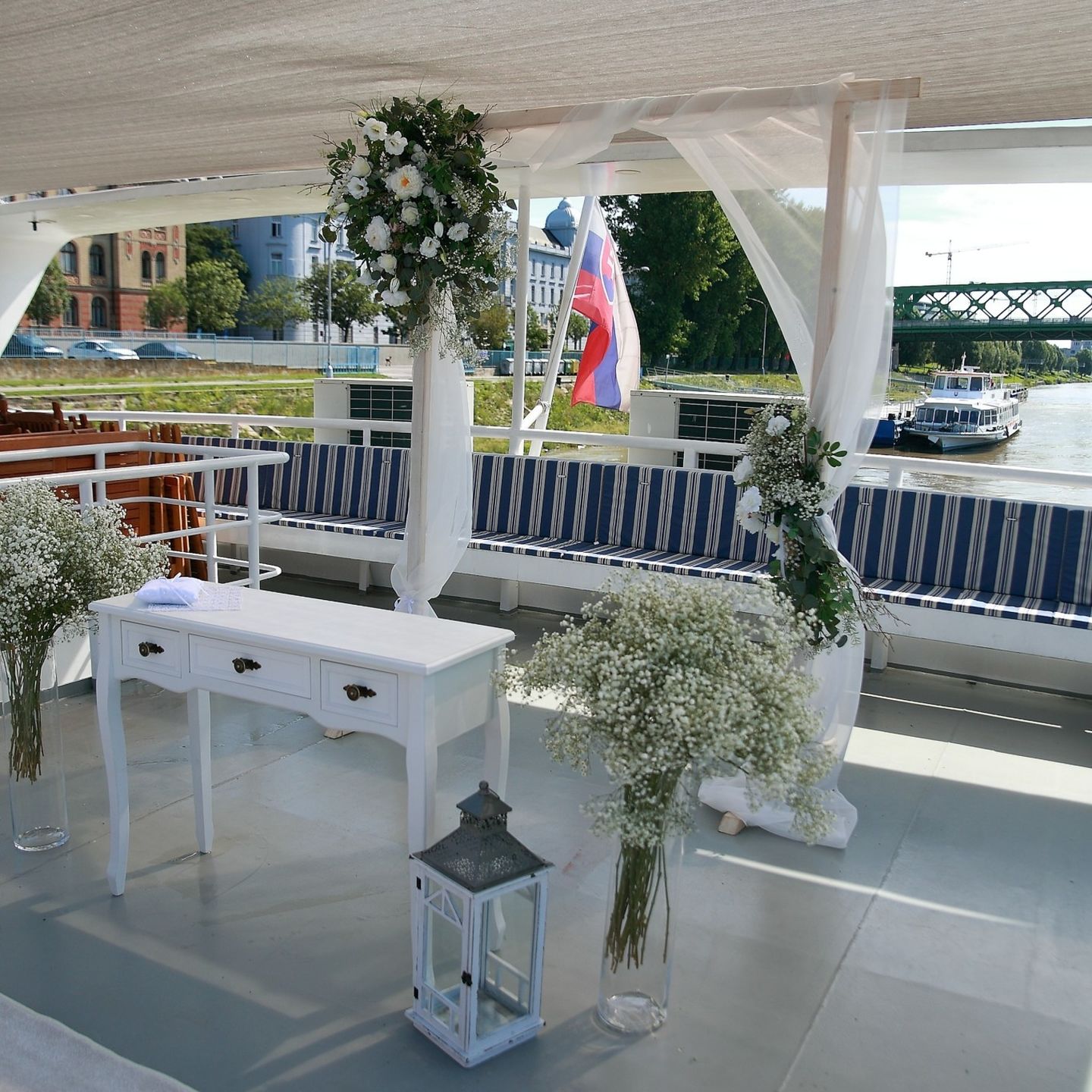 Obrad na palube - loď Harmónia