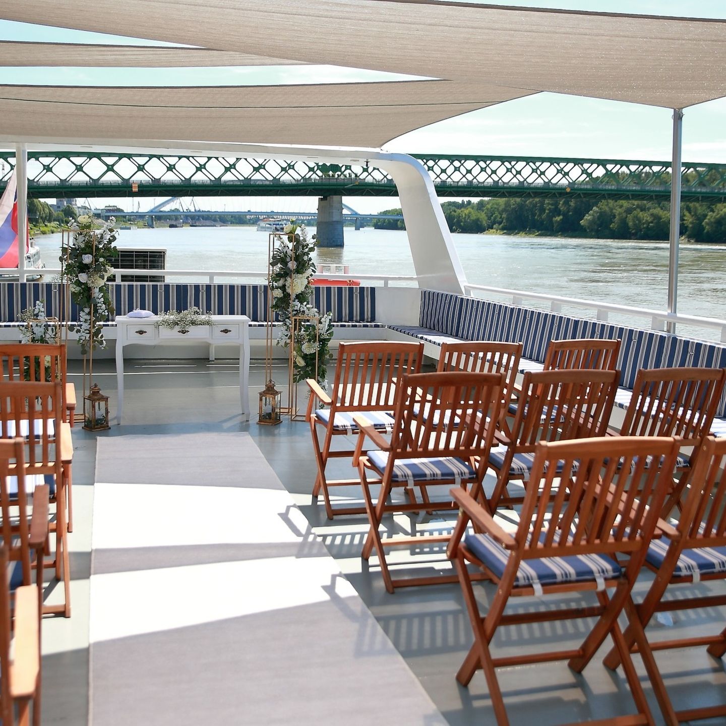 Obrad na palube - loď Harmónia