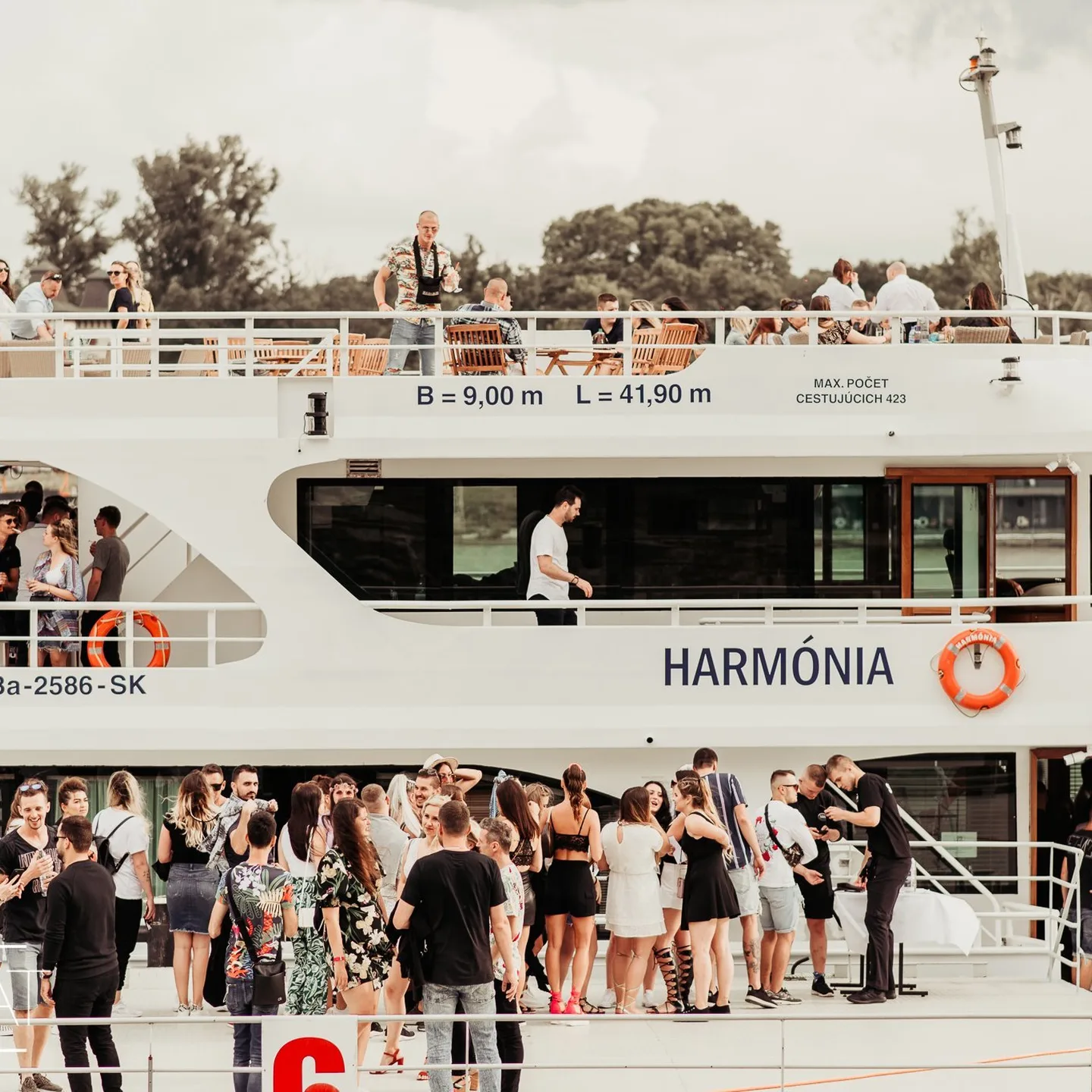 Party on the boat Harmónia - My Beat