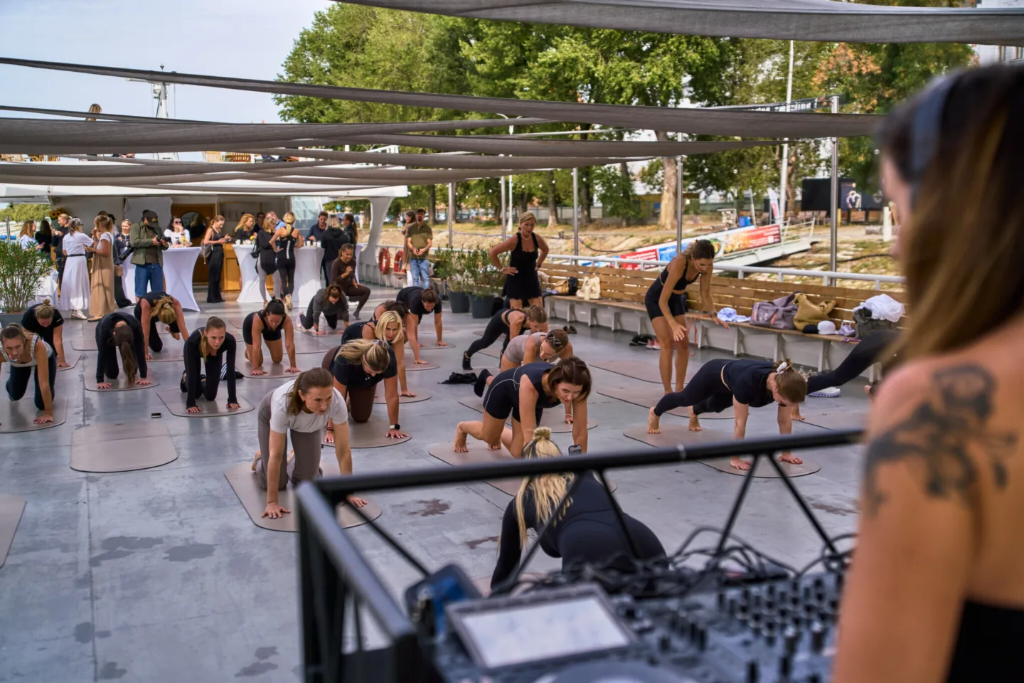 Pohyb, Dunaj a známe tváre: loď Harmónia sa počas letného rána premenila na štýlové workout & pilates štúdio
