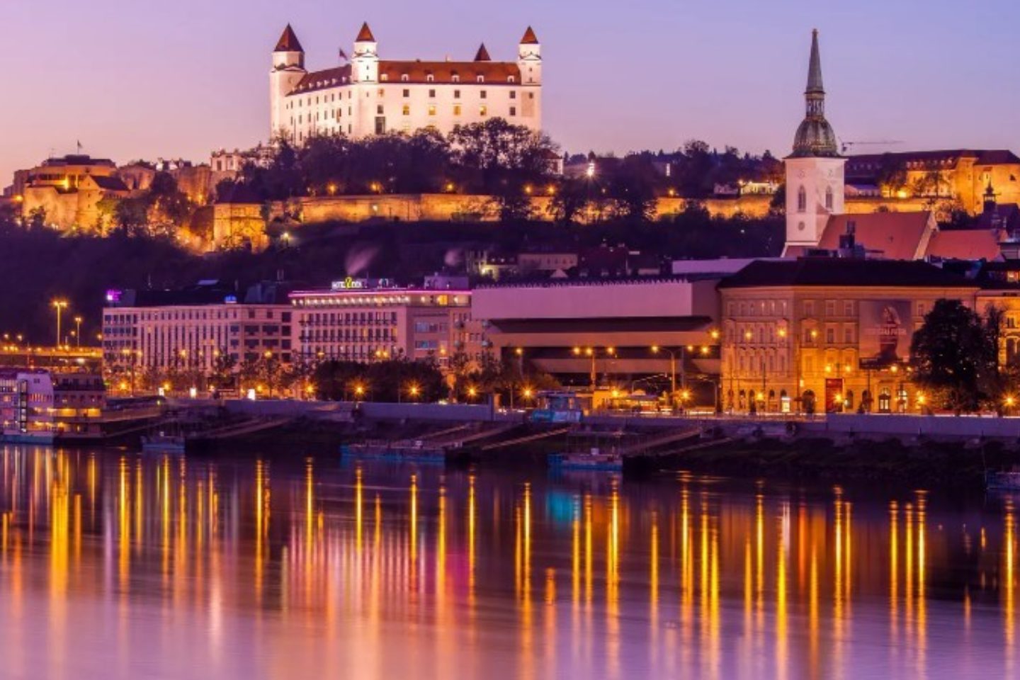 Plus7dni.sk - Vianoce na Dunaji: Bratislava z hladiny rieky má neopakovateľnú atmosféru