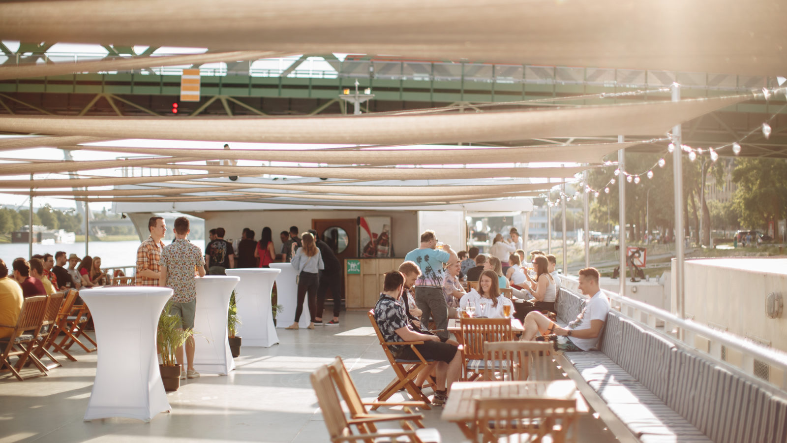 Firemný večierok na lodi